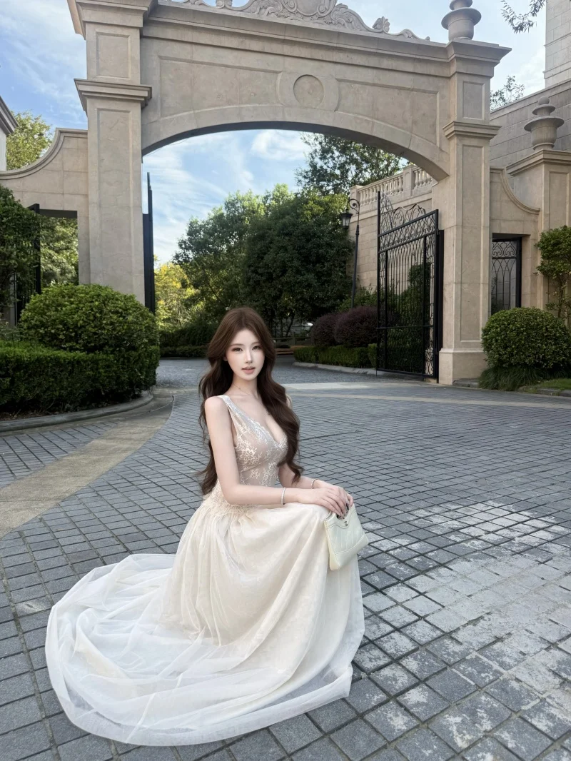 Vestido con encaje y tirantes Vestido con encaje y tirantes