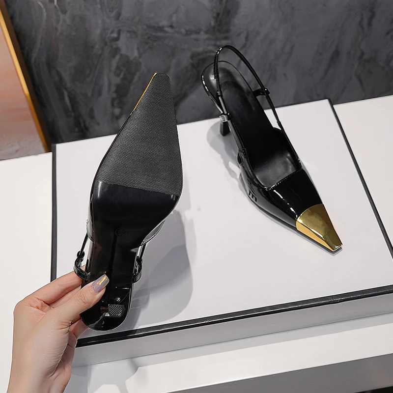 Nuevas Sandalias de tacón alto de verano para mujer, zapatos de charol con cabeza de hierro dorado, cabeza cuadrada de aguja negra, punta cerrada, zapatos con tirantes en la espalda