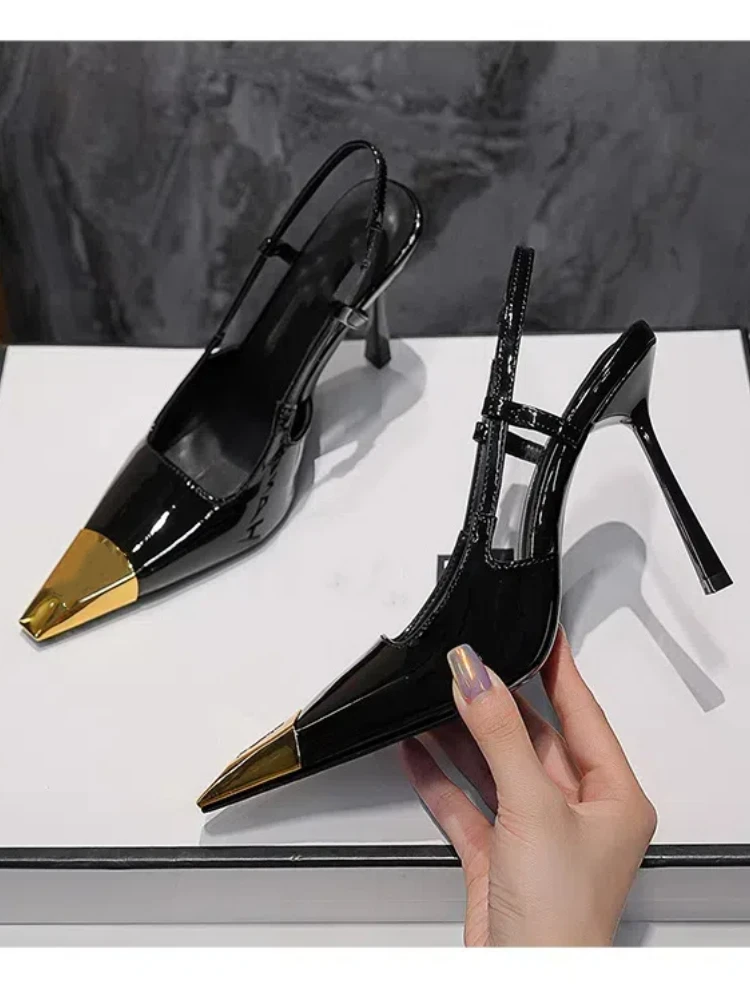 Nuevas Sandalias de tacón alto de verano para mujer, zapatos de charol con cabeza de hierro dorado, cabeza cuadrada de aguja negra, punta cerrada, zapatos con tirantes en la espalda