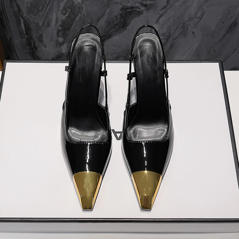 Nuevas Sandalias de tacón alto de verano para mujer, zapatos de charol con cabeza de hierro dorado, cabeza cuadrada de aguja negra, punta cerrada, zapatos con tirantes en la espalda