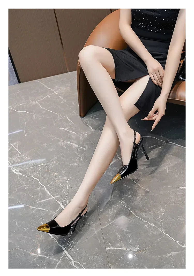 Nuevas Sandalias de tacón alto de verano para mujer, zapatos de charol con cabeza de hierro dorado, cabeza cuadrada de aguja negra, punta cerrada, zapatos con tirantes en la espalda