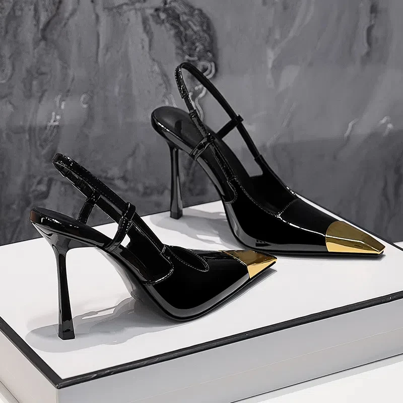 Nuevas Sandalias de tacón alto de verano para mujer, zapatos de charol con cabeza de hierro dorado, cabeza cuadrada de aguja negra, punta cerrada, zapatos con tirantes en la espalda