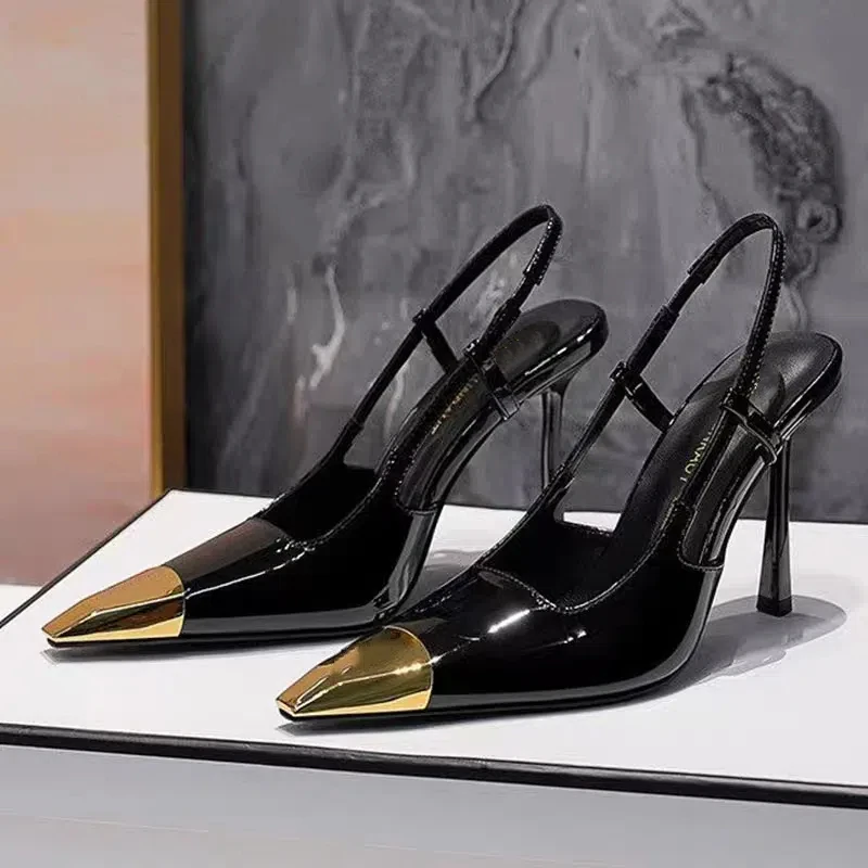 Nuevas Sandalias de tacón alto de verano para mujer, zapatos de charol con cabeza de hierro dorado, cabeza cuadrada de aguja negra, punta cerrada, zapatos con tirantes en la espalda