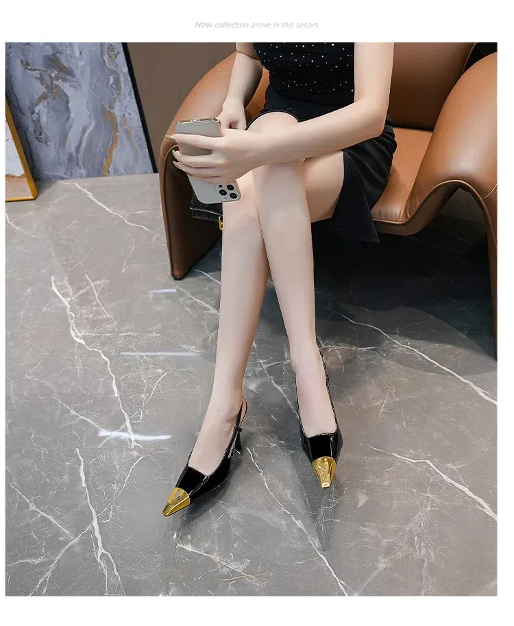 Nuevas Sandalias de tacón alto de verano para mujer, zapatos de charol con cabeza de hierro dorado, cabeza cuadrada de aguja negra, punta cerrada, zapatos con tirantes en la espalda