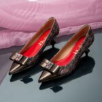 Zapatos de tacón con correa para mujer, calzado clásico Retro con punta puntiaguda, moda, nuevos, cómodos, versátiles, con letras impresas - Imagen 2