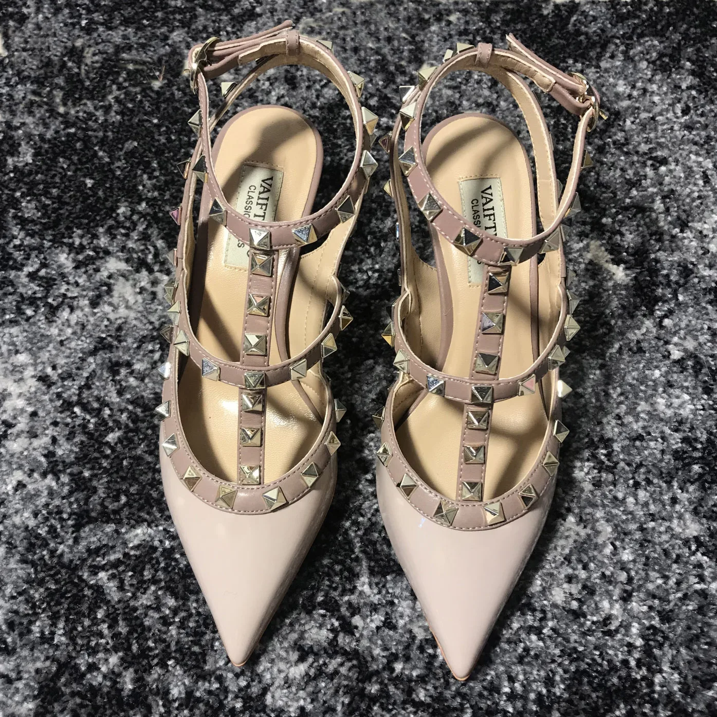 VAIFTILNO Zapatos de tacón alto con punta y remaches para mujer, sandalias de verano con tacón fino y correa envolvente con r...