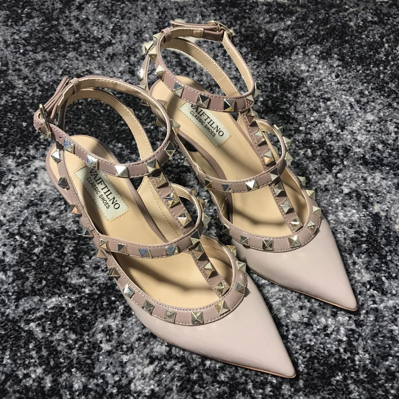 VAIFTILNO Zapatos de tacón alto con punta y remaches para mujer, sandalias de verano con tacón fino y correa envolvente con r...