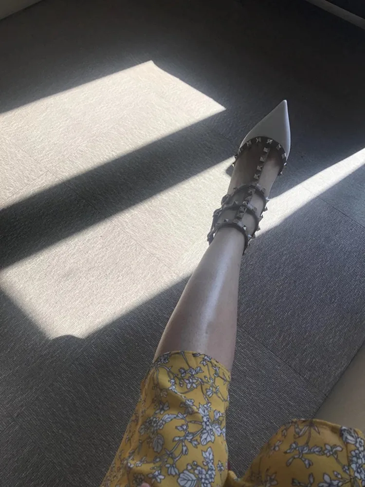 VAIFTILNO Zapatos de tacón alto con punta y remaches para mujer, sandalias de verano con tacón fino y correa envolvente con r...