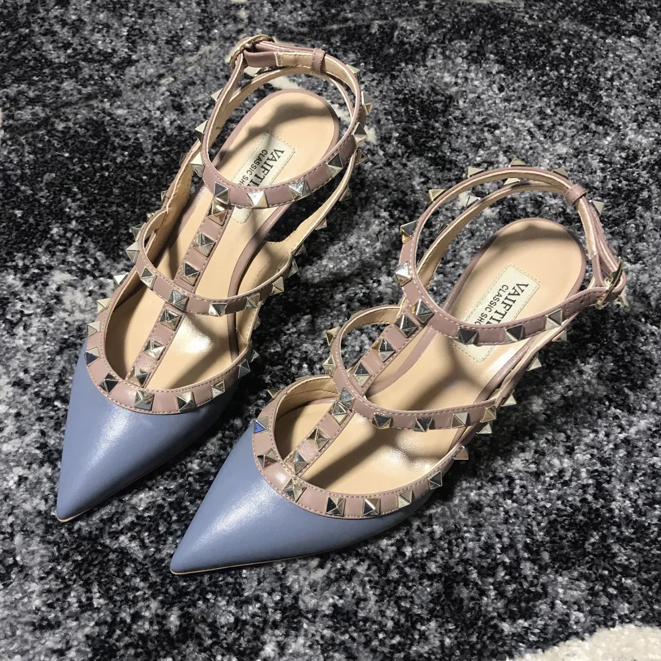 VAIFTILNO Zapatos de tacón alto con punta y remaches para mujer, sandalias de verano con tacón fino y correa envolvente con r...