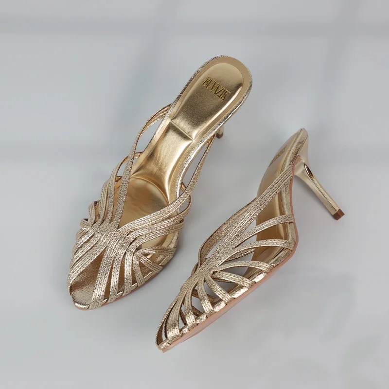 Nuevos tacones de tira fina huecos dorados para mujer, zapatos de tacón con punta estrecha de lujo, zapatos de tacón de aguja para oficina para mujer, sandalias de verano 2025