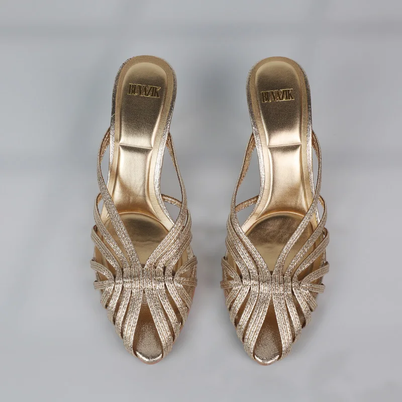 Nuevos tacones de tira fina huecos dorados para mujer, zapatos de tacón con punta estrecha de lujo, zapatos de tacón de aguja para oficina para mujer, sandalias de verano 2025