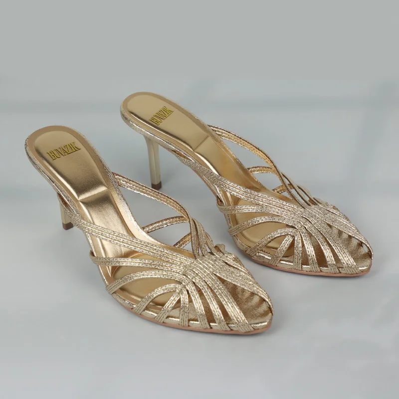 Nuevos tacones de tira fina huecos dorados para mujer, zapatos de tacón con punta estrecha de lujo, zapatos de tacón de aguja para oficina para mujer, sandalias de verano 2025