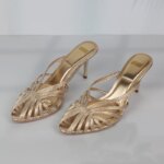 Nuevos tacones de tira fina huecos dorados para mujer, zapatos de tacón con punta estrecha de lujo, zapatos de tacón de aguja para oficina para mujer, sandalias de verano 2025