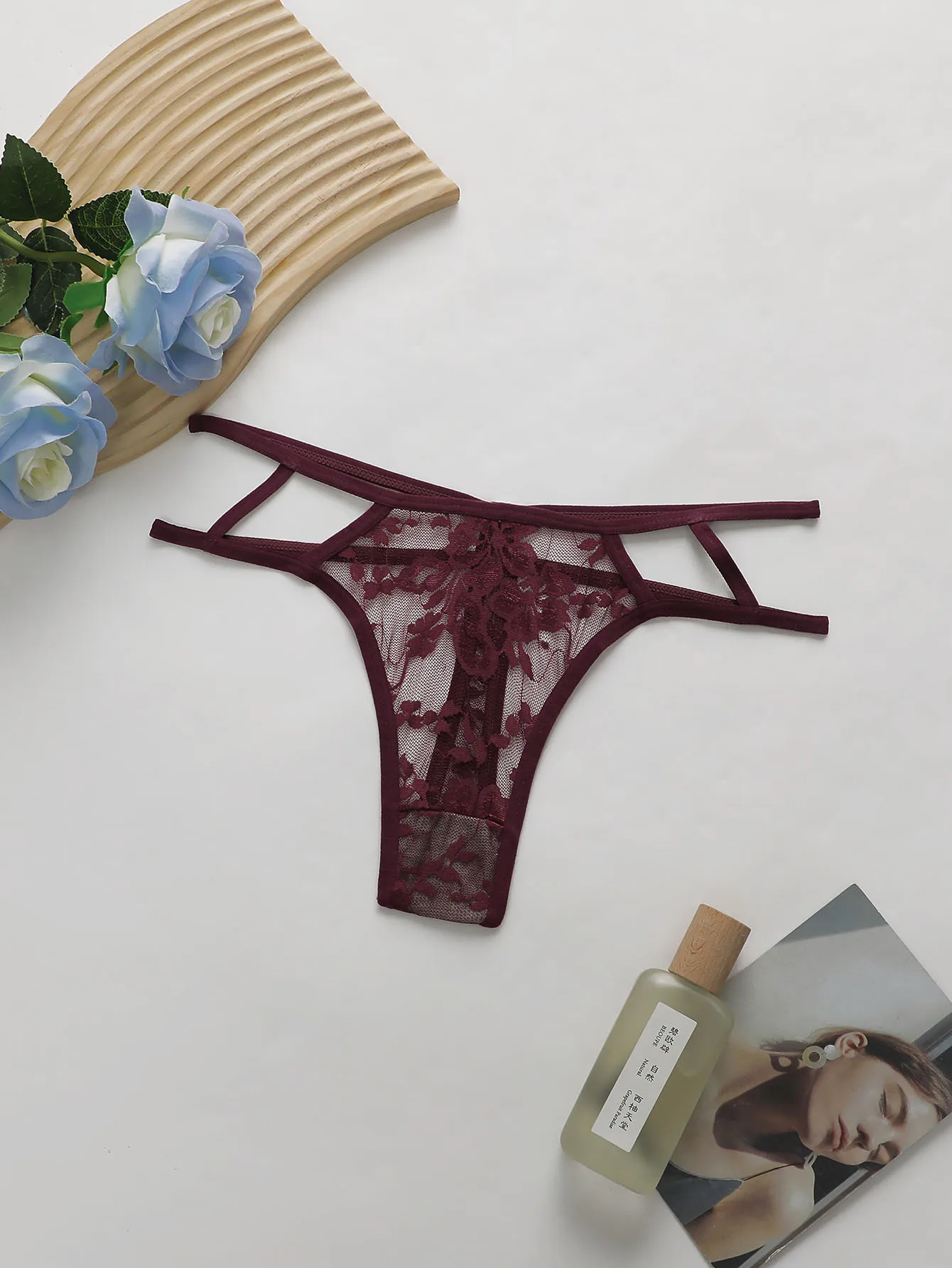 4 bragas de encaje sexys para mujer, tanga de talle bajo con tiras, diseño hueco, ropa interior suave y transpirable, lencería transparente cómoda para uso diario.