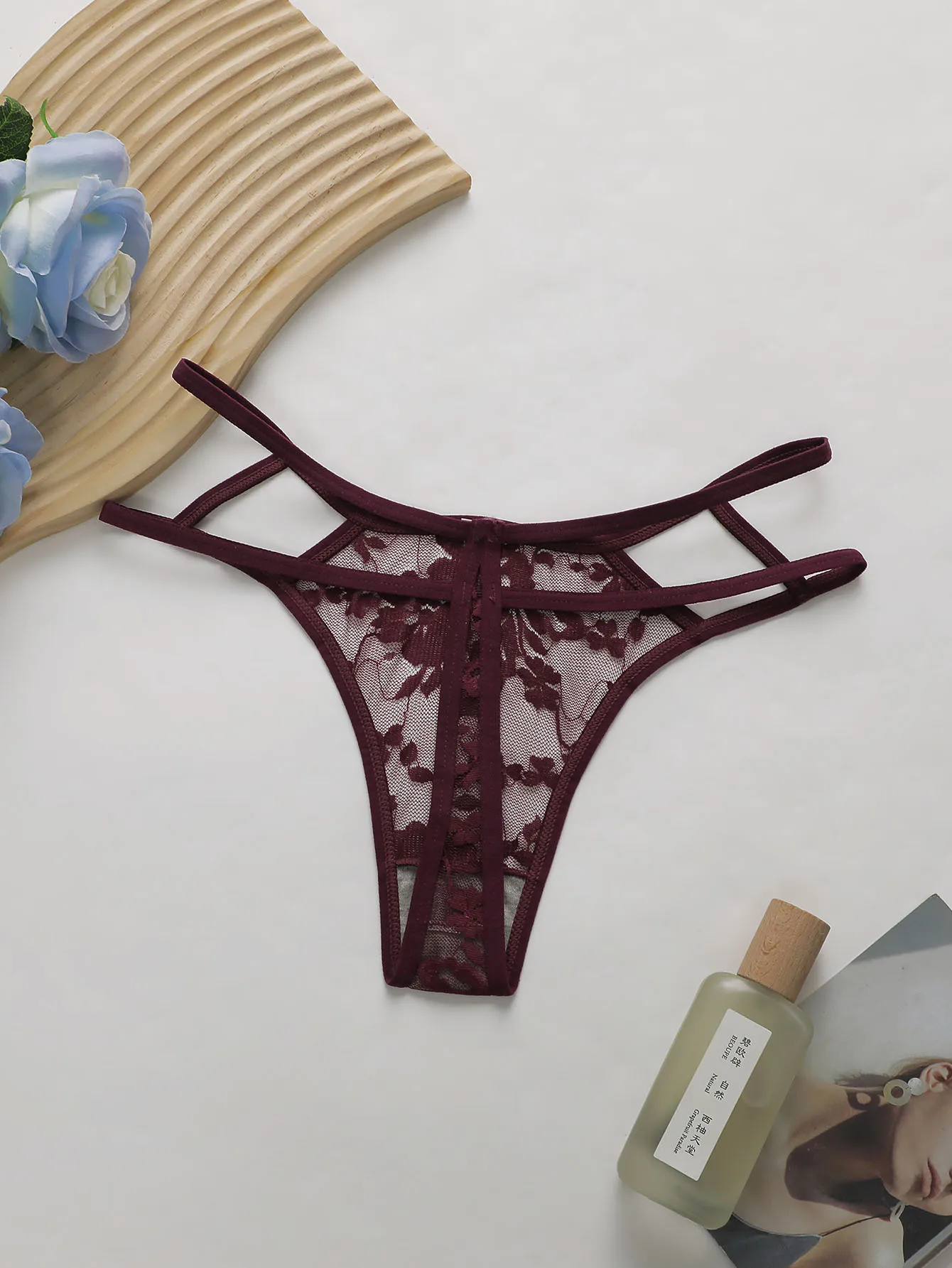 4 bragas de encaje sexys para mujer, tanga de talle bajo con tiras, diseño hueco, ropa interior suave y transpirable, lencería transparente cómoda para uso diario.