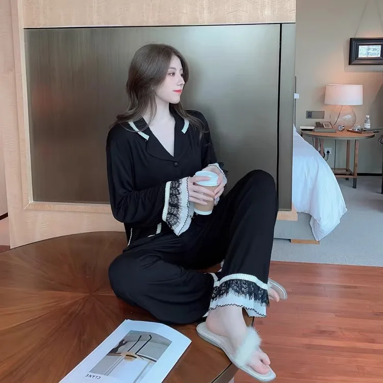 Pijama con encaje y de manga larga