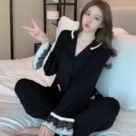 Pijama con encaje y de manga larga