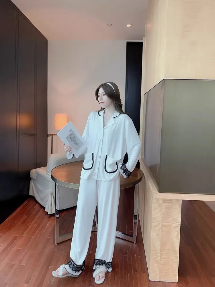 Pijama con encaje y de manga larga