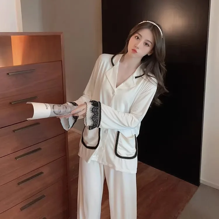 Pijama con encaje y de manga larga
