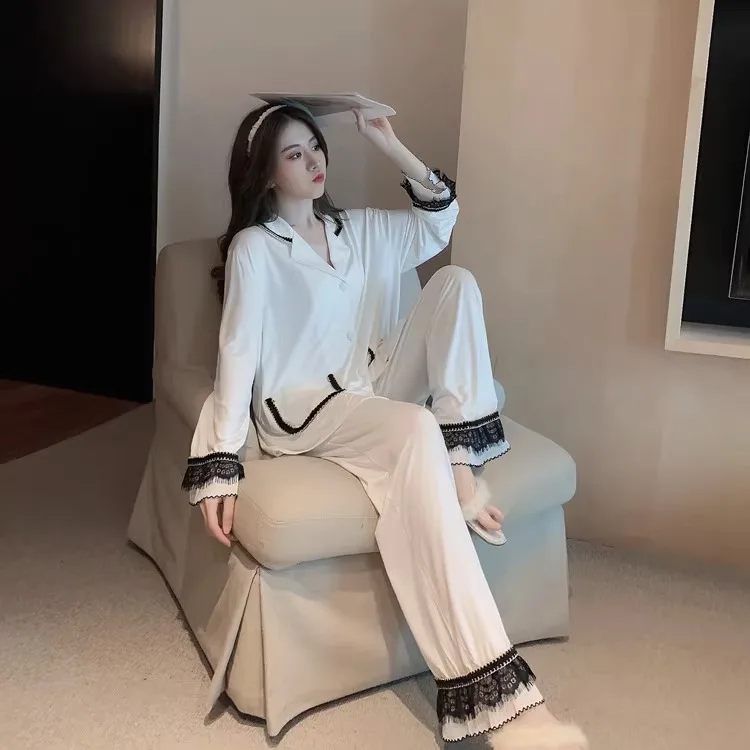 Pijama con encaje y de manga larga