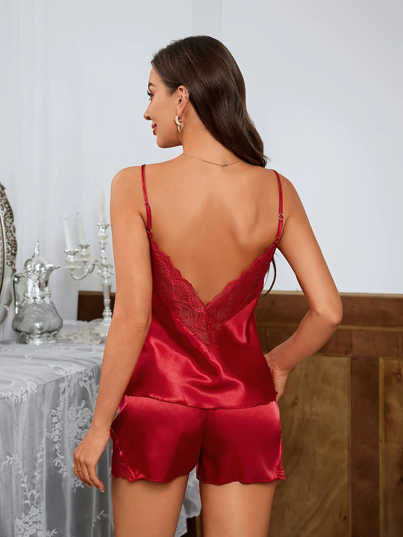Conjunto de ropa de dormir para mujer con acabado satinado y escote en V