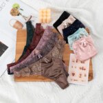 Tanga de encaje calado, sexy, de satén brillante y sedoso, para mujer, con cintura baja, estilo G-string, con lazo, sin costuras, lencería, bikini.