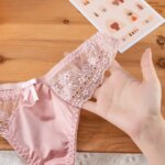 Tanga de encaje calado, sexy, de satén brillante y sedoso, para mujer, con cintura baja, estilo G-string, con lazo, sin costuras, lencería, bikini. - Imagen 4