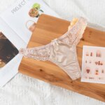 Tanga de encaje calado, sexy, de satén brillante y sedoso, para mujer, con cintura baja, estilo G-string, con lazo, sin costuras, lencería, bikini. - Imagen 6