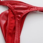 Tangas de cuero sintético brillante y atractivas para hombre, con diseño de refuerzo en la parte delantera, corte en forma de T, cintura baja, ropa interior erótica, calzoncillos de estilo «sissy». - Imagen 4