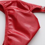 Tangas de cuero sintético brillante y atractivas para hombre, con diseño de refuerzo en la parte delantera, corte en forma de T, cintura baja, ropa interior erótica, calzoncillos de estilo «sissy». - Imagen 5