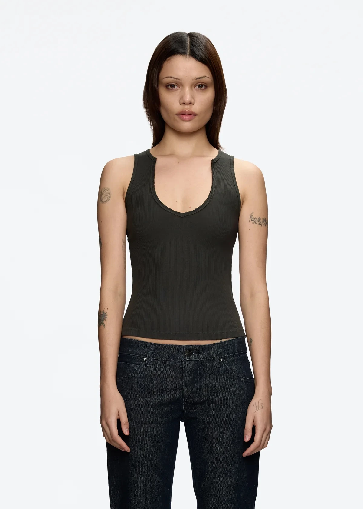 Jersey con cuello en V y diseño con flecos, corte ajustado y mangas cortas Jersey con cuello en V y diseño con flecos, corte ajustado y mangas cortas
