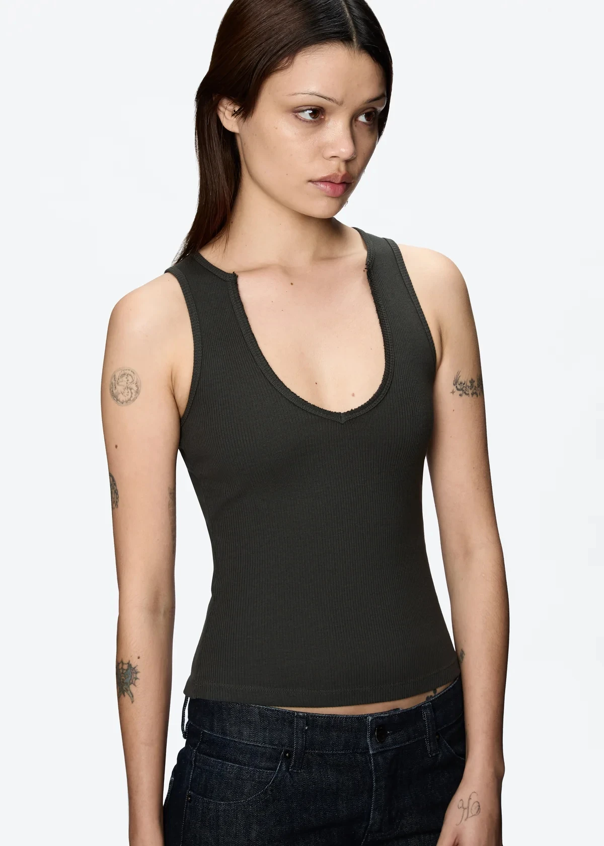 Jersey con cuello en V y diseño con flecos, corte ajustado y mangas cortas Jersey con cuello en V y diseño con flecos, corte ajustado y mangas cortas