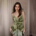 Blusa con escote en V y sin mangas