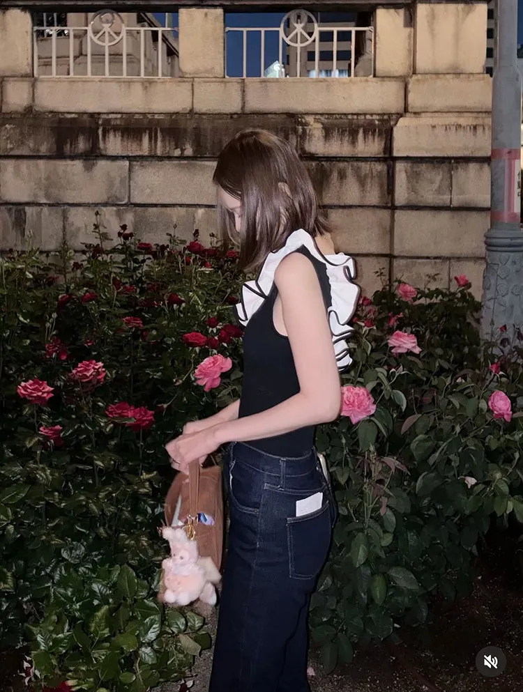 Camiseta sin mangas con cuello en U y volantes tridimensionales estilo japonés para mujer, ajustada, dulce y linda, para verano 2026