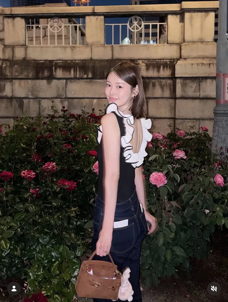 Camiseta sin mangas con cuello en U y volantes tridimensionales estilo japonés para mujer, ajustada, dulce y linda, para verano 2026
