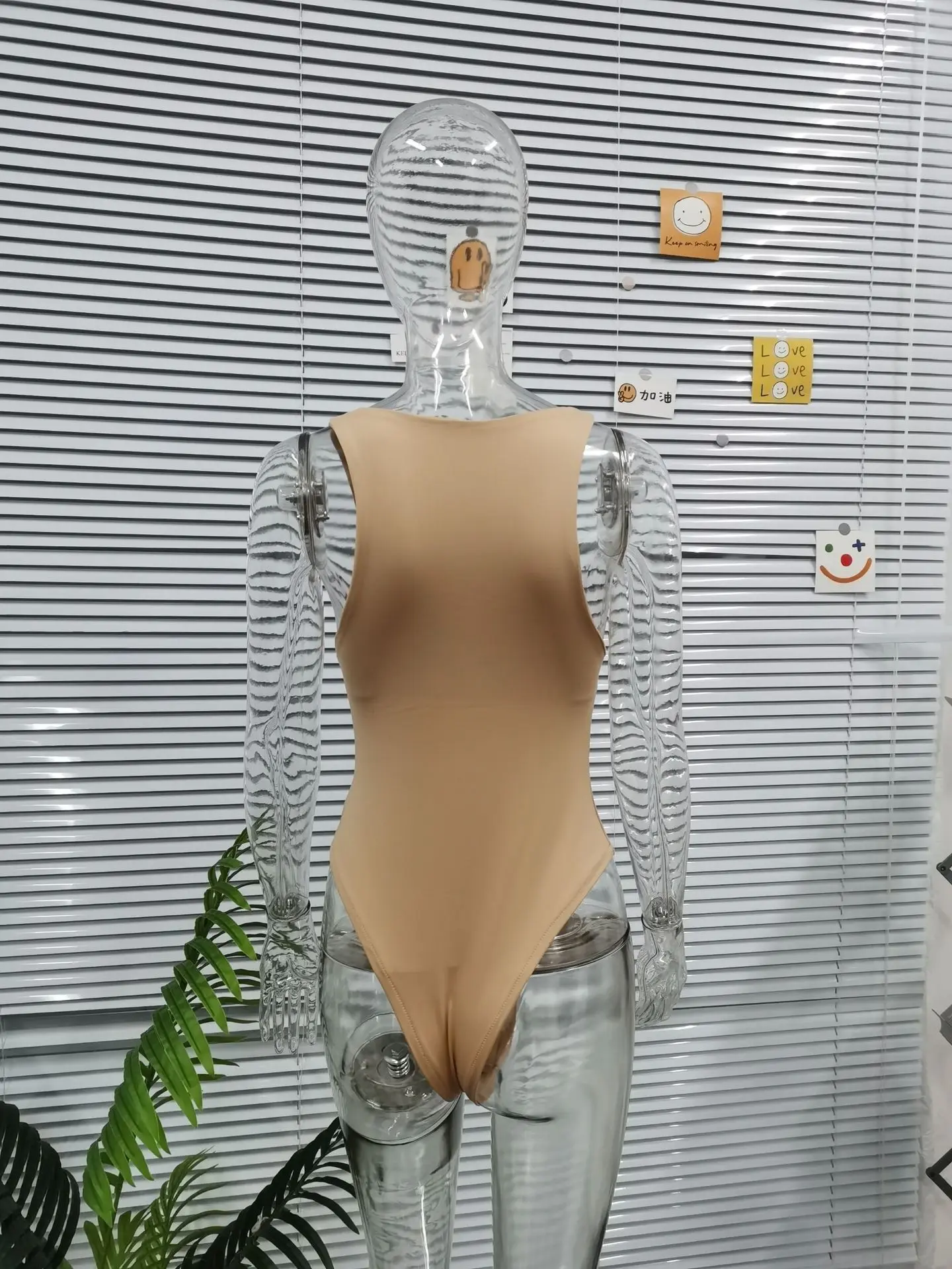 Tanga para mujer con cuello redondo y sin mangas