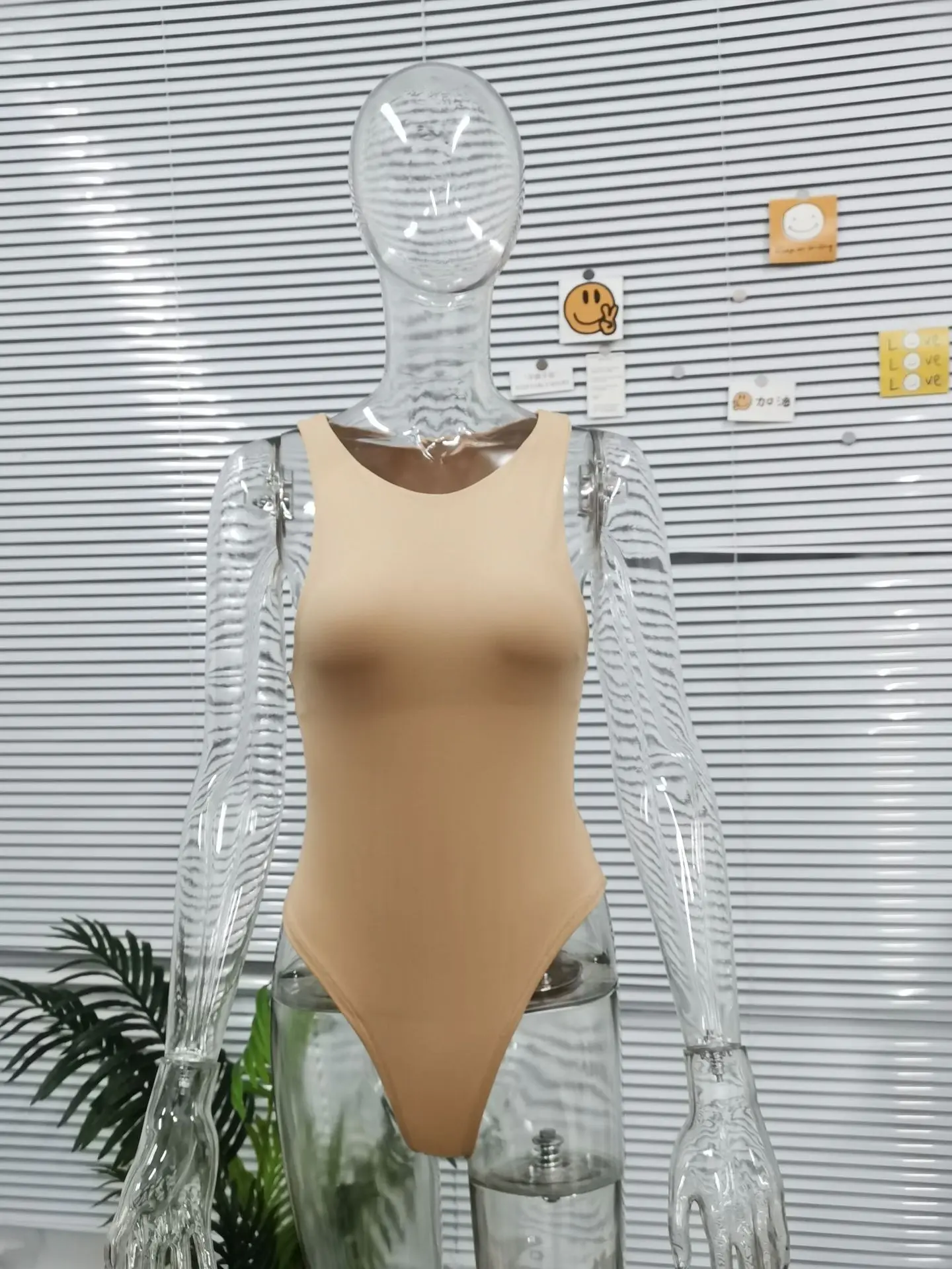 Tanga para mujer con cuello redondo y sin mangas