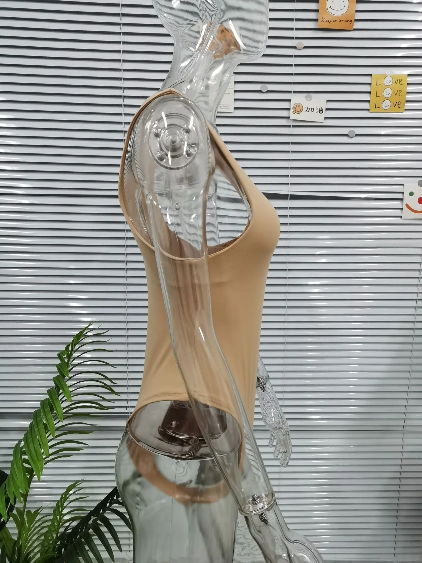 Tanga para mujer con cuello redondo y sin mangas