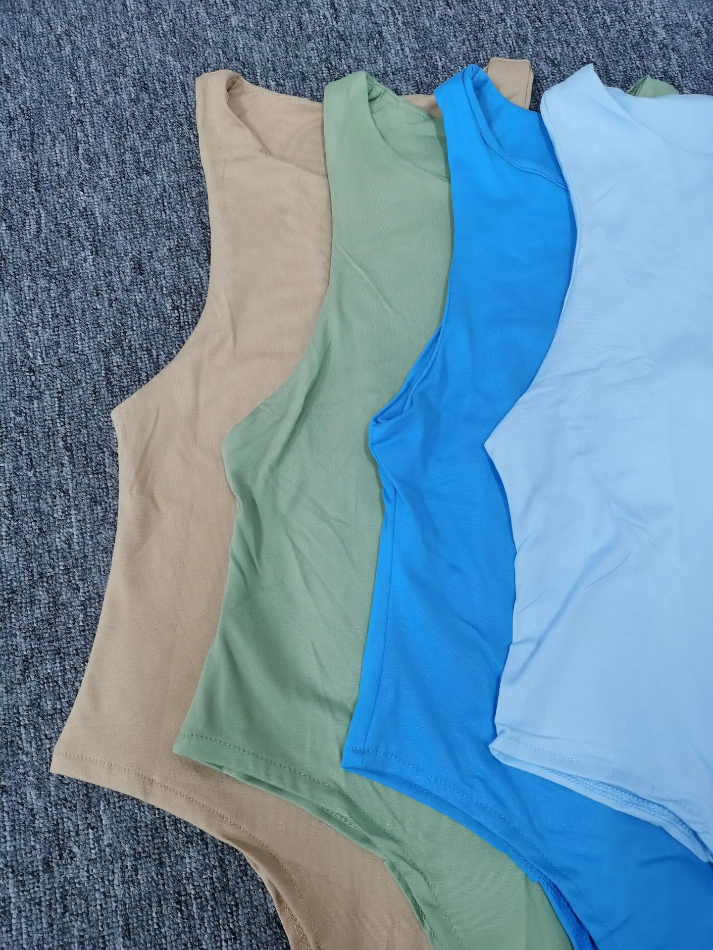 Tanga para mujer con cuello redondo y sin mangas
