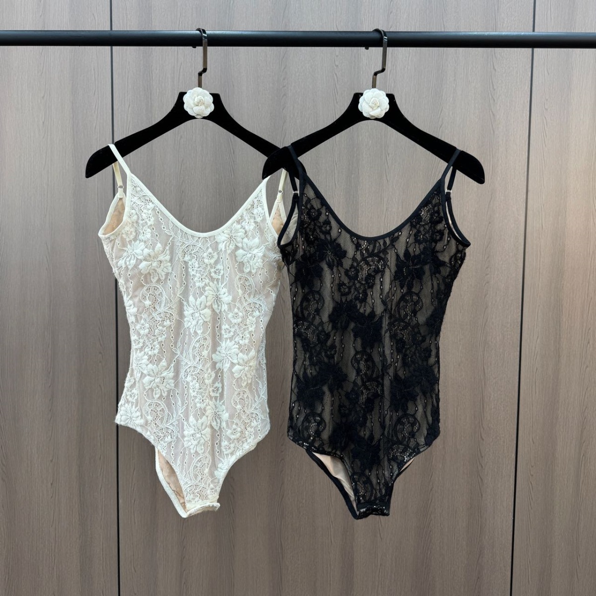 Novedad 2026: Camisola de encaje sin espalda estilo Y2K para mujer, top sin mangas blanco ajustado para primavera/verano, ideal como prenda exterior.