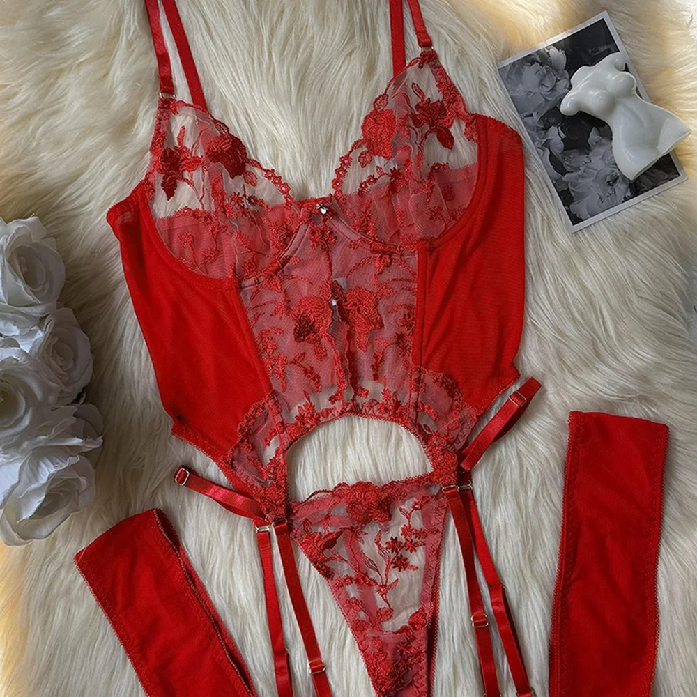 Conjunto de lencería con bordado y tirantes Conjunto de lencería con bordado y tirantes
