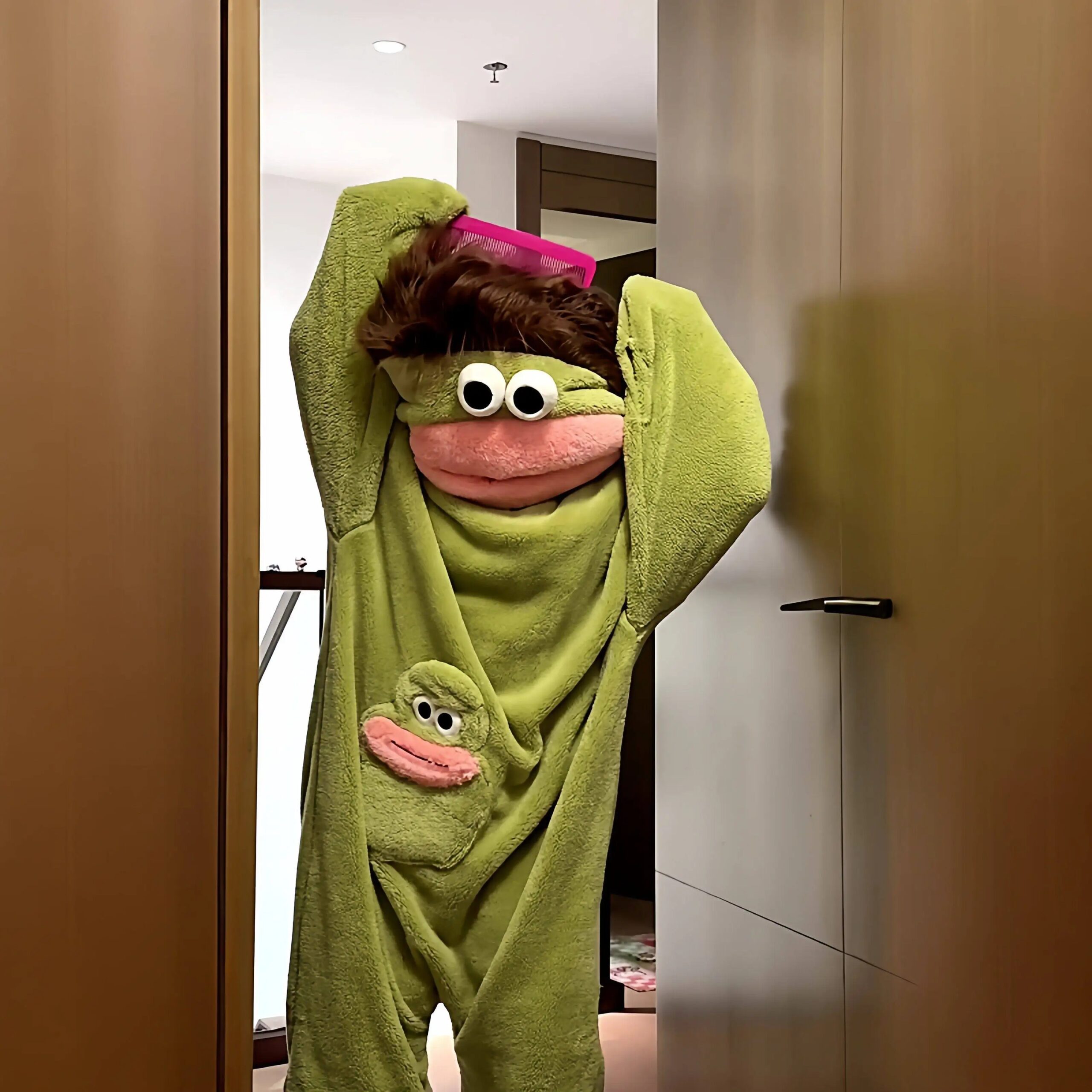 Pijama de una pieza con diseño de monstruo de boca grande, lindo y divertido, de forro polar grueso, ropa de casa para parejas, hombres y mujeres, pijama de dibujos animados para otoño e invierno.