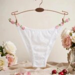 Tanga de encaje bordado con motivos florales, para mujer, de tejido transparente, con cintura baja, sexy, romántica, ropa interior femenina.