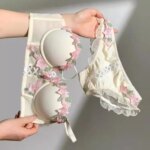 YUQI Conjunto de lencería floral vintage Bralette de encaje color crema, sujetador retro push up para mujeres de busto pequeño bordado puro y sensual inalámbrico