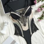 Conjunto de lencería sexy de encaje bordado ultrafino francés para mujer, body de malla transpirable, mono tentador con aberturas.