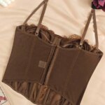 Top tipo corpiño con detalles de encaje marrón para mujer, con tirantes ajustables y estilo corsé.