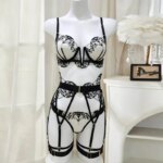 Conjunto de lencería sexy para mujer con encaje y diseño floral, de corte ultrafino, con sujetador de escote en V, liguero, tanga y tiras para las piernas, de ajuste ceñido. - Imagen 4