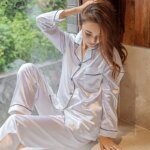 Ropa de dormir para mujer, conjunto de pijama de satén sencillo, Top de solapa con botones de manga larga y pantalones elásticos, ropa de dormir, camisón de 2 piezas