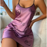 Camisón con estampado de corazón para mujer, ropa de dormir elegante con cuello redondo y espalda cruzada