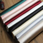 Tela de satén elástica y suave de color liso para confección de ropa, camisas, vestidos, faldas, pijamas y diseños de moda. Se vende por metro.